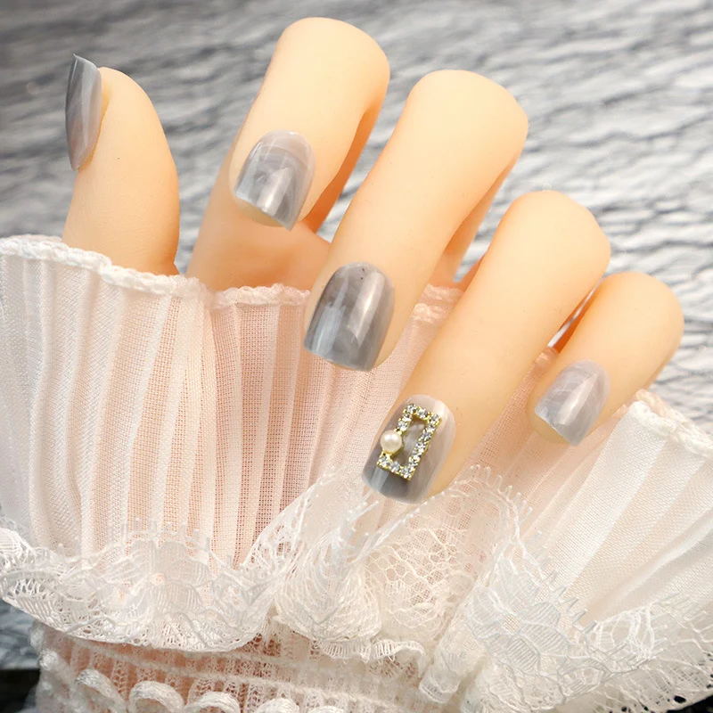 Künstlerisches Press-On-Nagelset mit dekorativen 3D-Akzenten