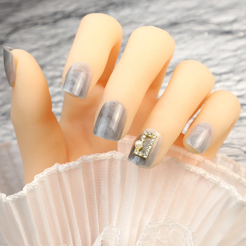 Künstlerisches Press-On-Nagelset mit dekorativen 3D-Akzenten