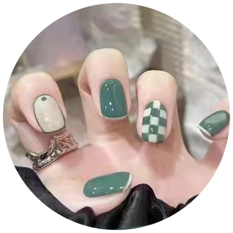 Künstlerisches Press-On Nagelset mit kariertem und einfarbigem Design