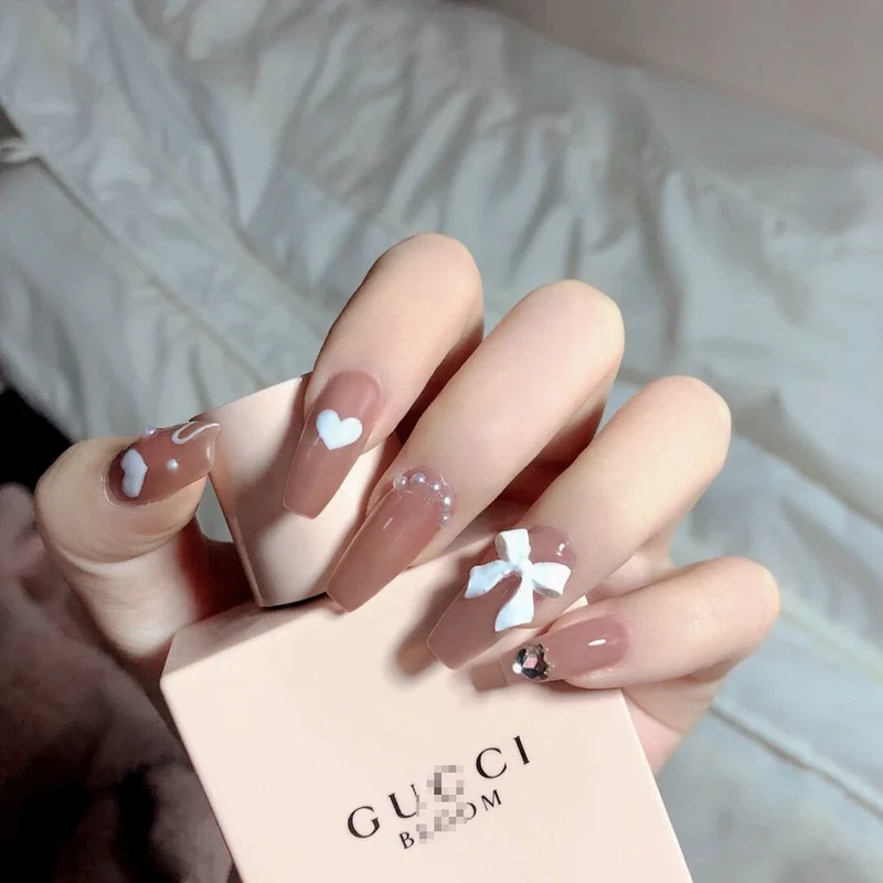 Dekorative Lange Stiletto Press-On Nagelkunst