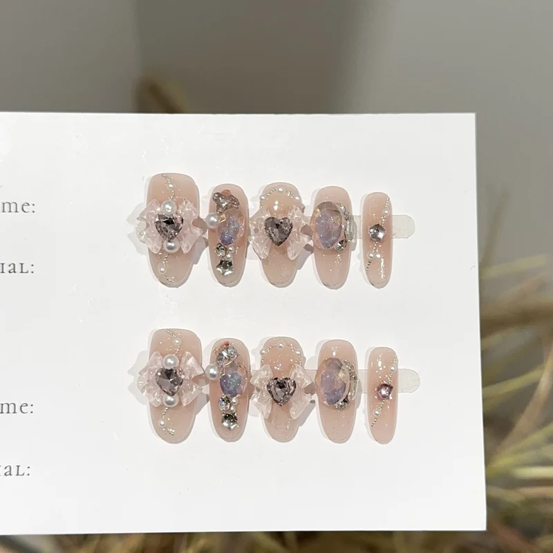 Elegantes, mit Schmuck verziertes Press-On-Nagel-Set