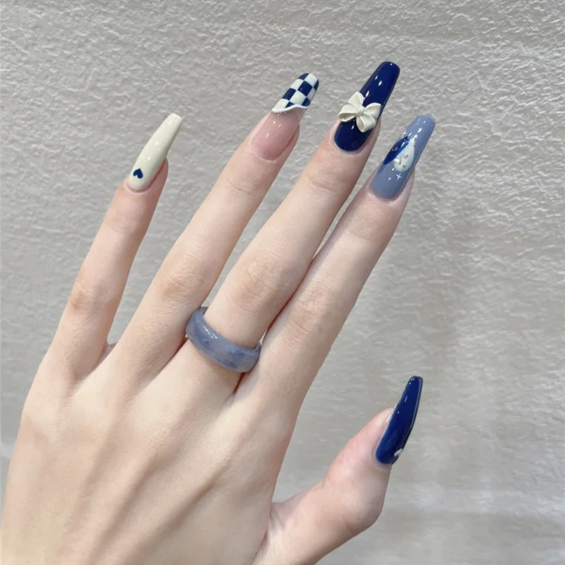 Künstlerisches dekoratives Press-On-Nagelset 1790727345