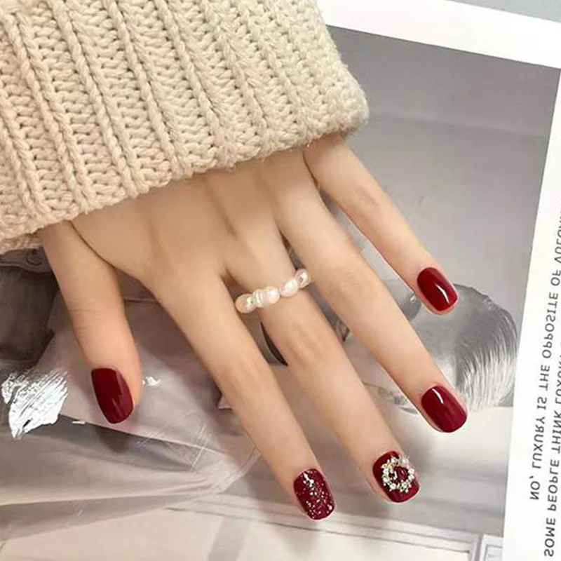 Dekorative Strass Press-On Nagelkunst