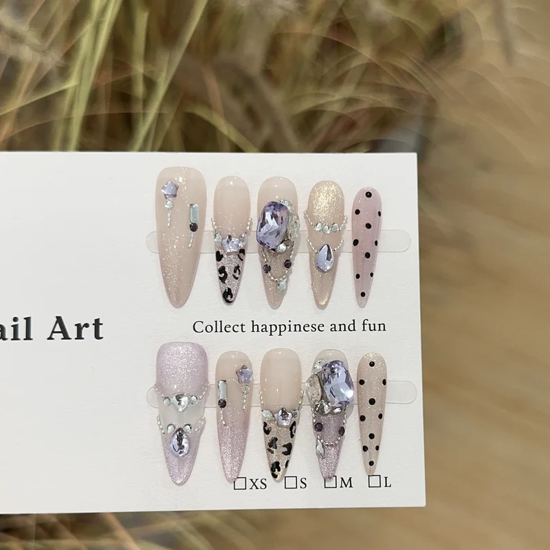 Elegantes Glamouröses Press-On Nagelkunst-Set mit verschiedenen Verzierungen