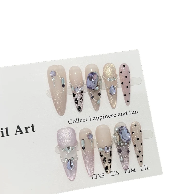 Elegantes Glamouröses Press-On Nagelkunst-Set mit verschiedenen Verzierungen