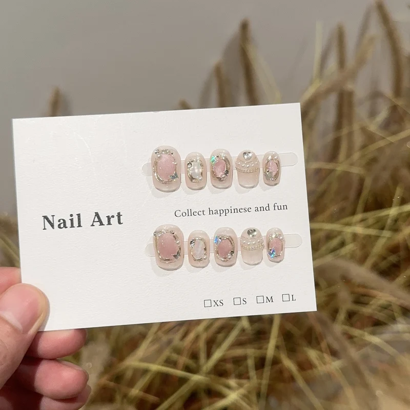 Elegantes, mit Edelsteinen verziertes Press-On-Nagelset