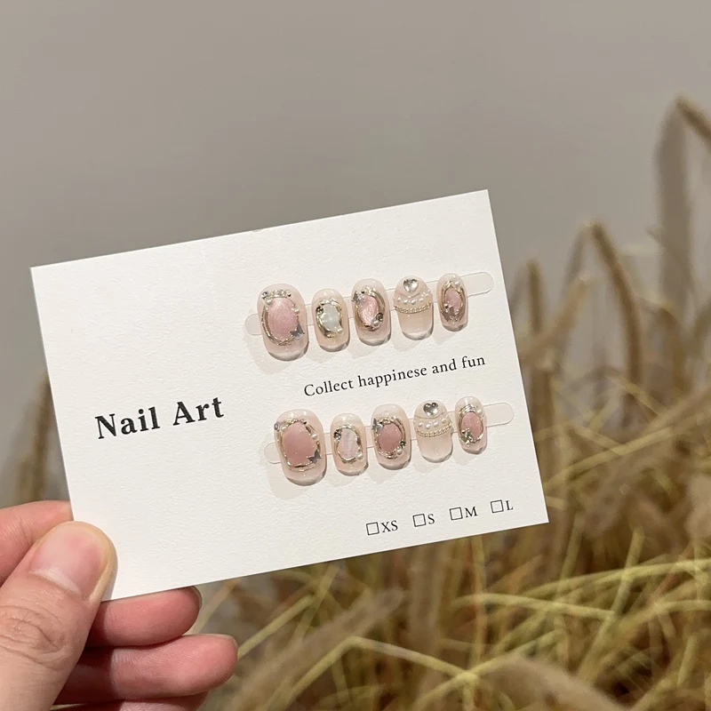 Elegantes, mit Edelsteinen verziertes Press-On-Nagelset