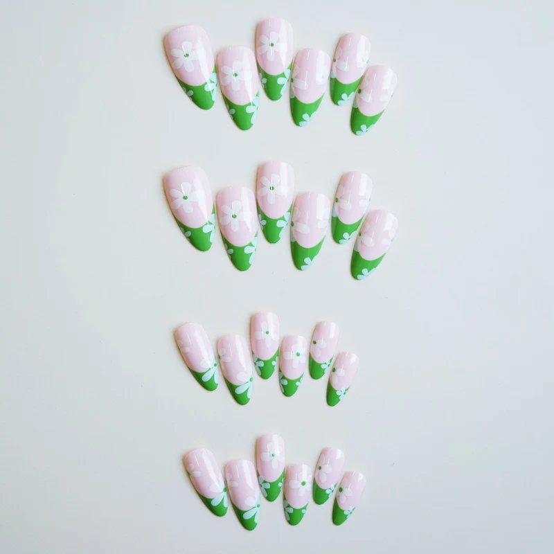 Künstlerische Press-On Nagelkunst mit floralen Designs