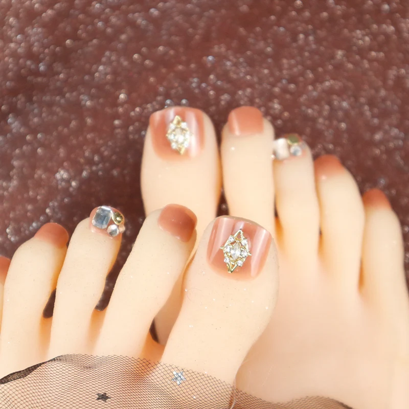 Dekorative mit Strass verzierten Press-On Fußnagelkunst