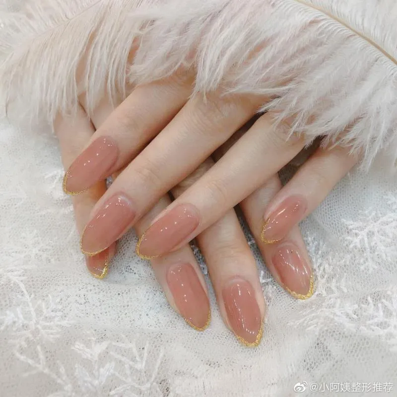 Elegantes Glossy Press-On Nagelset mit goldenen Akzenten
