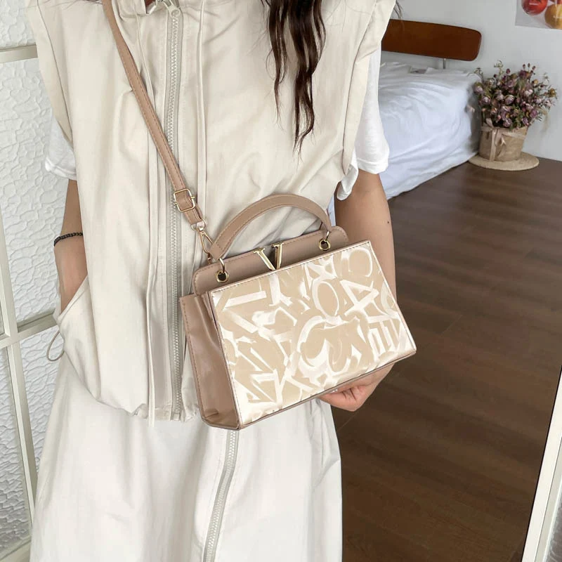 Glänzende strukturierte Handtasche