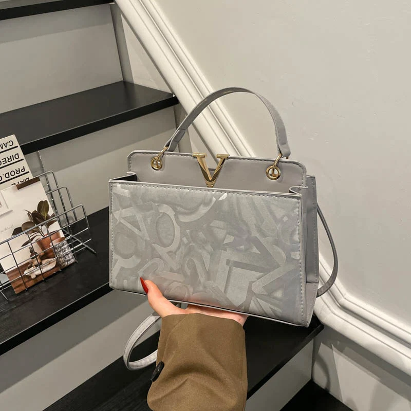 Glänzende strukturierte Handtasche