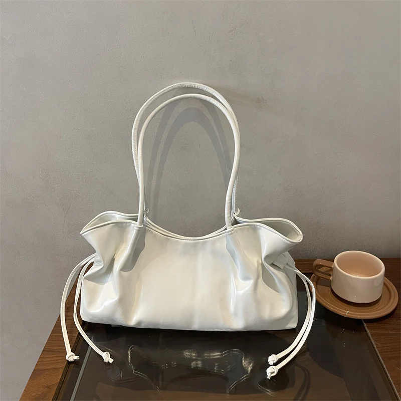 Glänzende Kunstleder-Handtasche