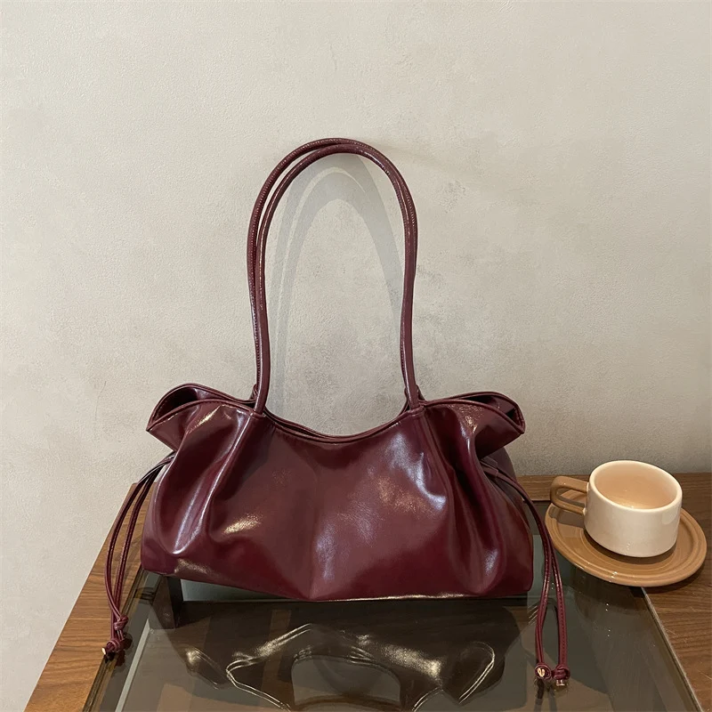 Glänzende Kunstleder-Handtasche