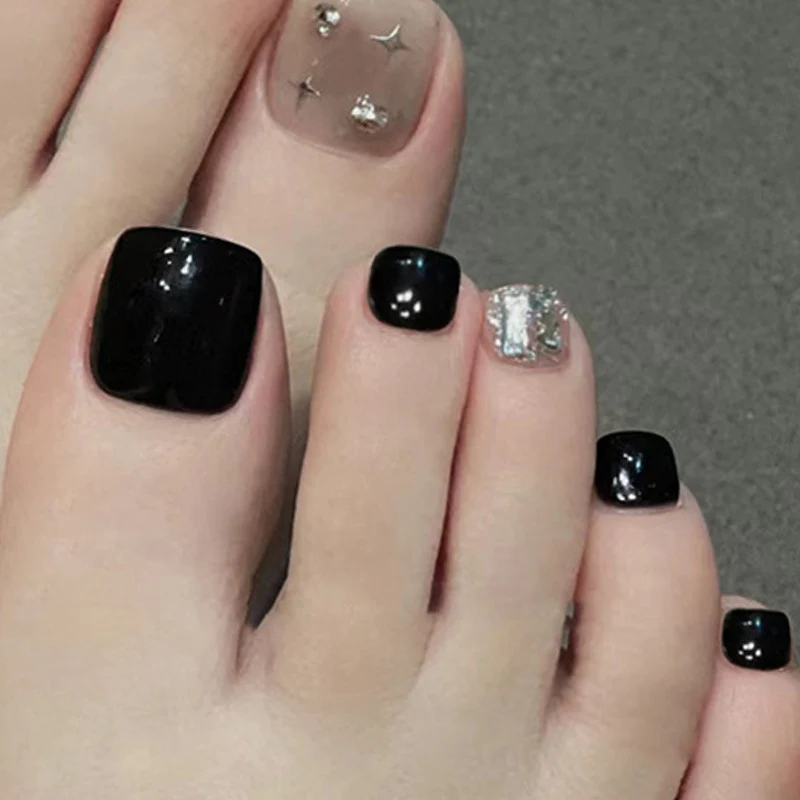 Dekorative Press-On Zehenägel mit Glitzer und Strass-Akzenten