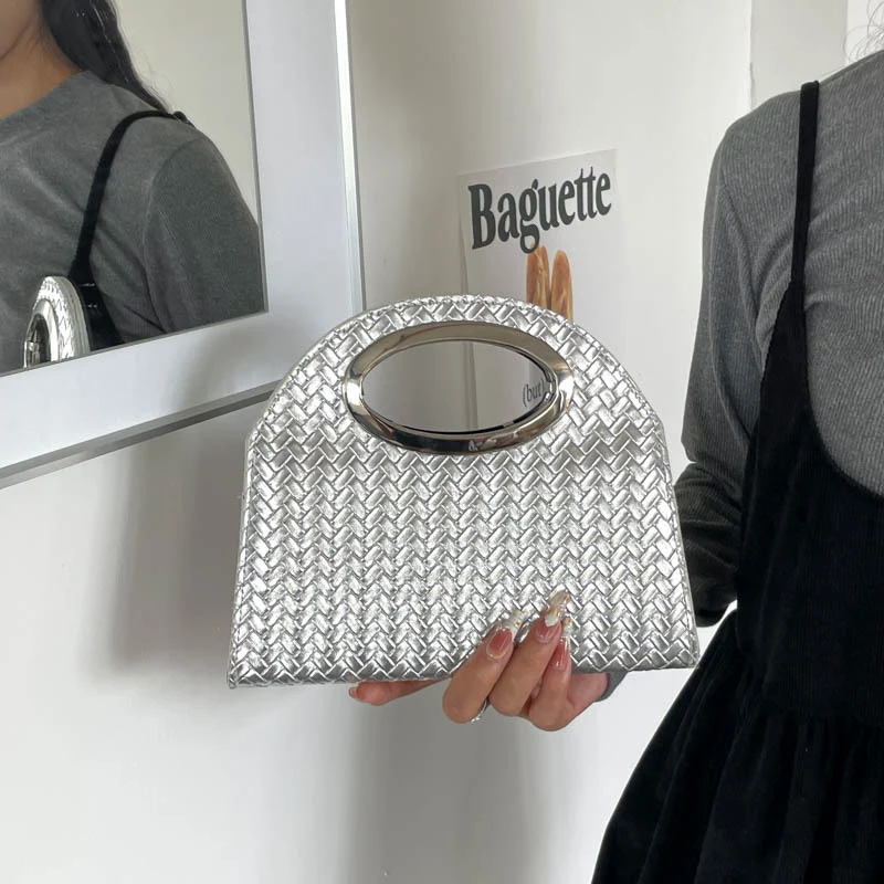 Gewebte Handtasche mit Goldakzent