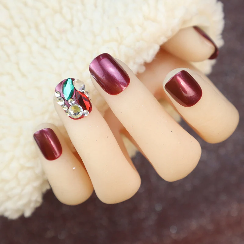 Künstlerische Nagelkunst mit Strassakzenten
