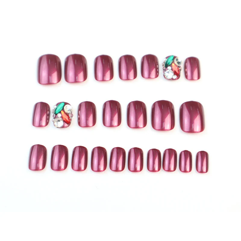 Künstlerische Nagelkunst mit Strassakzenten