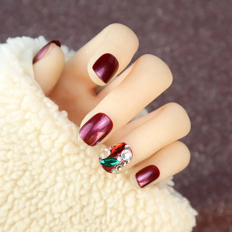 Künstlerische Nagelkunst mit Strassakzenten