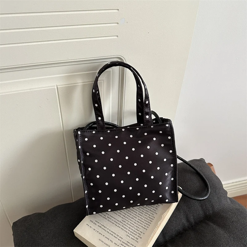 Charmante Pünktchen Mini-Handtasche