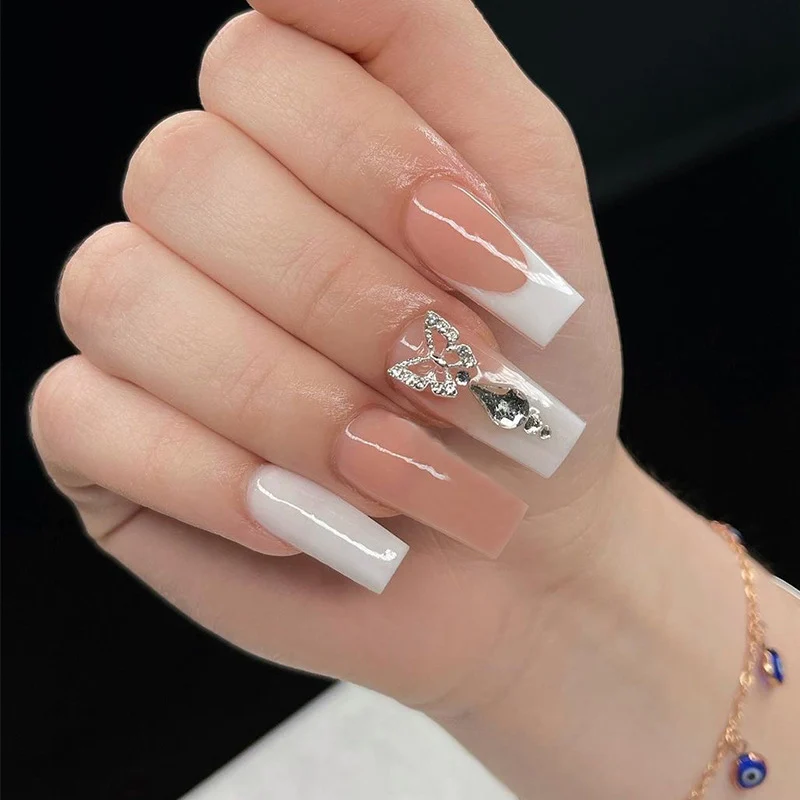 Künstlerisches, langanhaltendes Press-On-Nagelkunst-Set mit Schmetterlingsakzenten