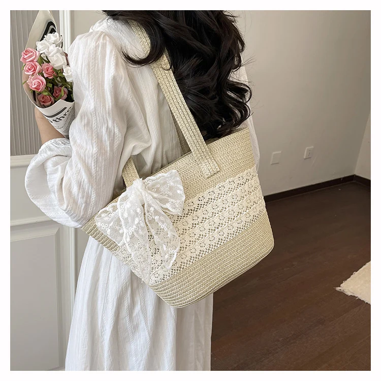 Elegante mit Spitze verziert Strohtasche