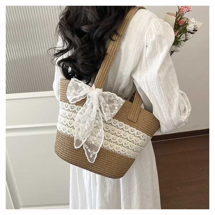Elegante mit Spitze verziert Strohtasche