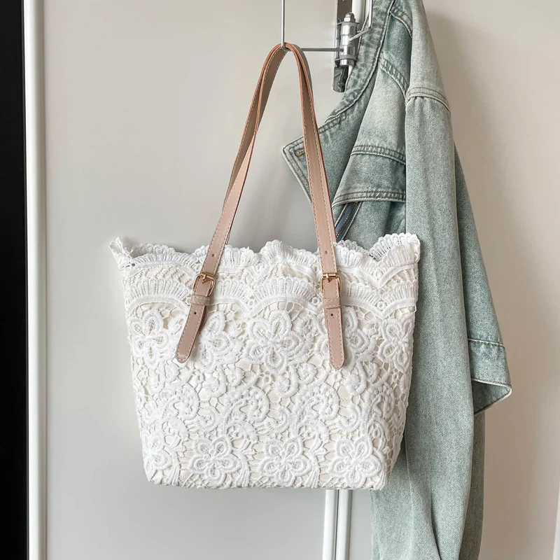 Elegante Tasche mit Spitzen-Detail
