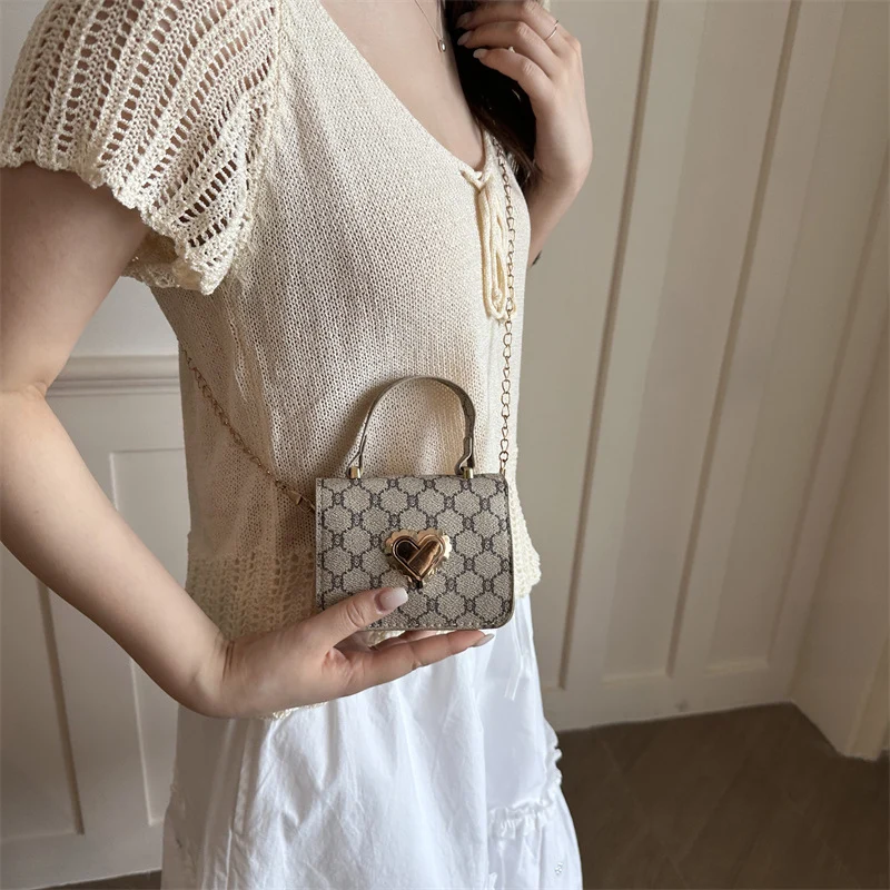 Elegante herzverzierte Handtasche