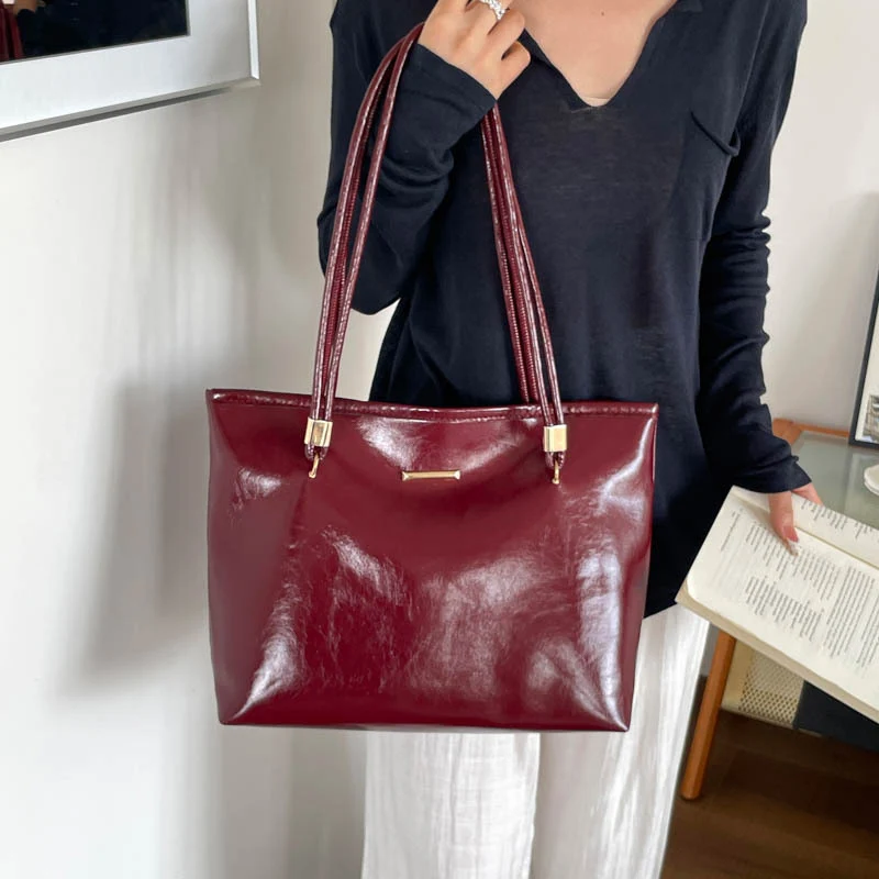 Elegante glänzende Handtasche