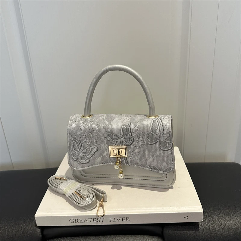Elegante blumengemusterte Abendhandtasche