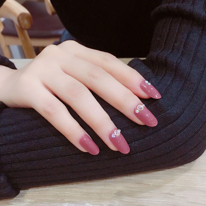 Künstlerisches Stiletto Press-On Nagelset mit Strass-Akzenten