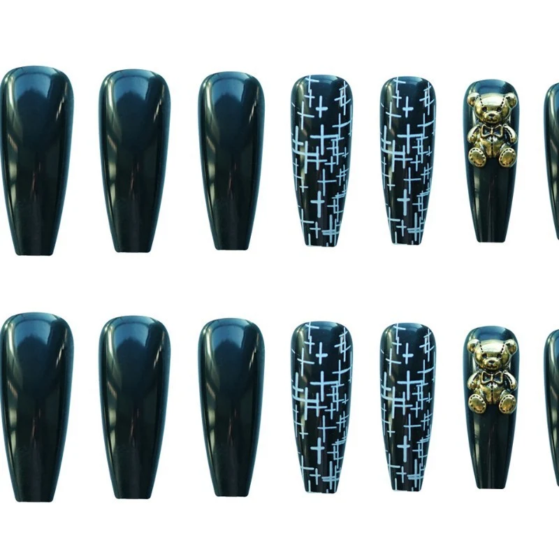 Künstlerisches Stiletto Press-On Nail Set Mit Gold-Akzenten