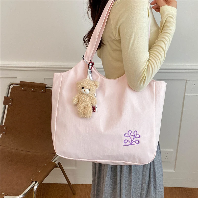 Geräumige bestickte Baumwolltasche