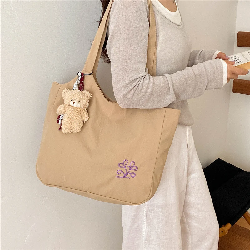 Geräumige bestickte Baumwolltasche