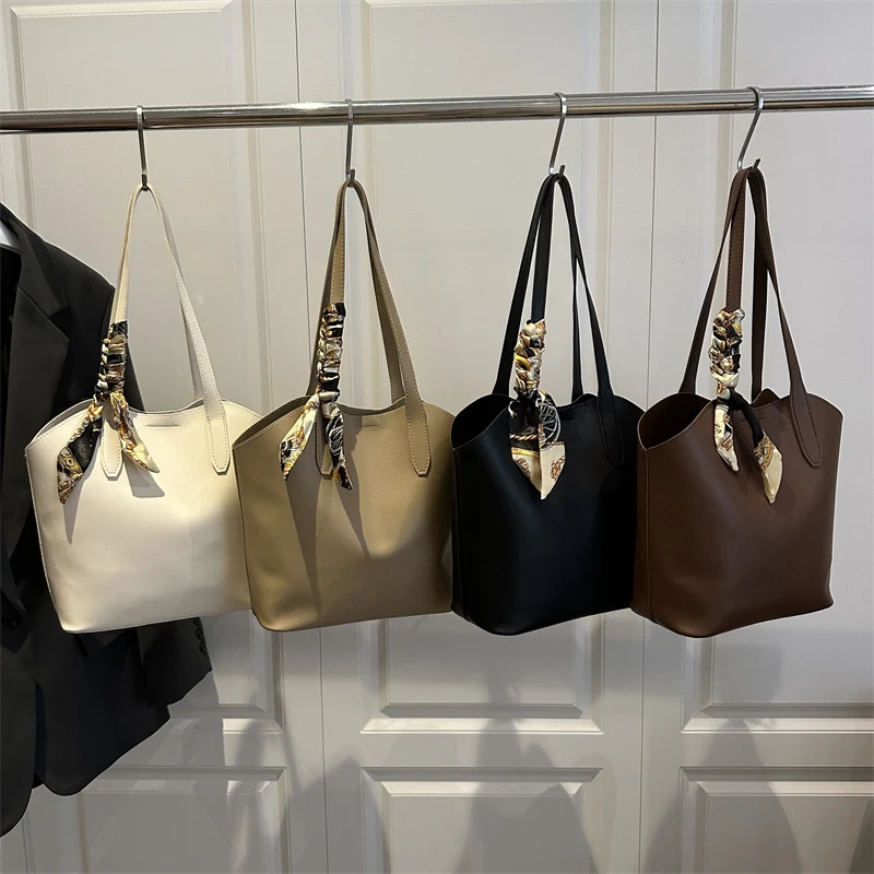 Elegante Tote Bag mit Schal-Akzenten