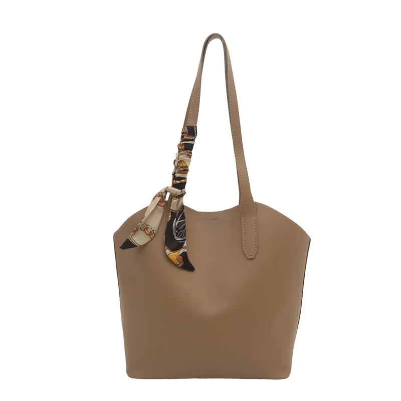 Elegante Tote Bag mit Schal-Akzenten