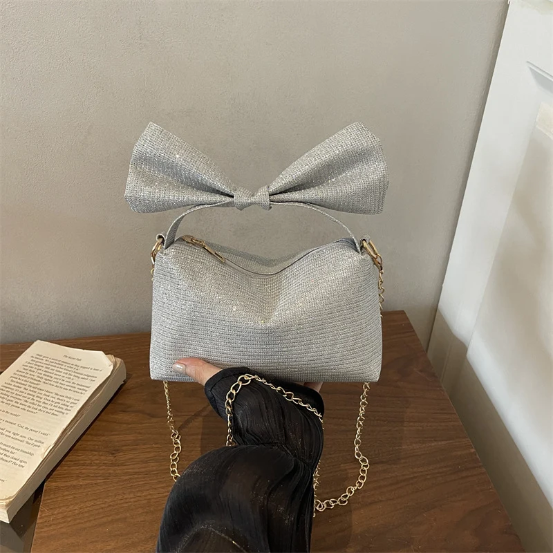 Bogen-accentuierte funkelnde Handtasche