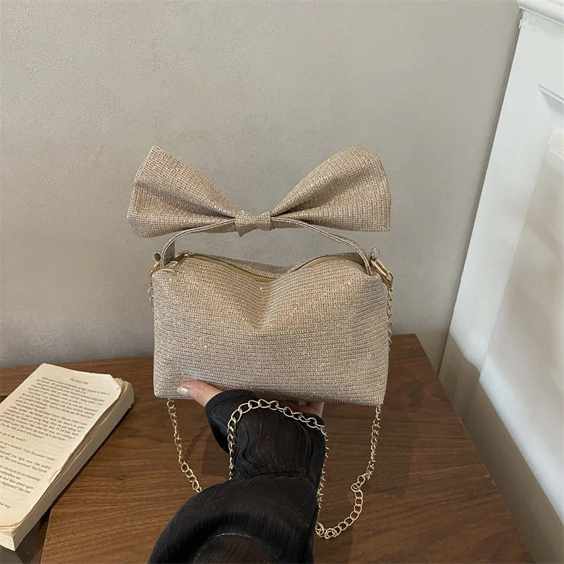 Bogen-accentuierte funkelnde Handtasche
