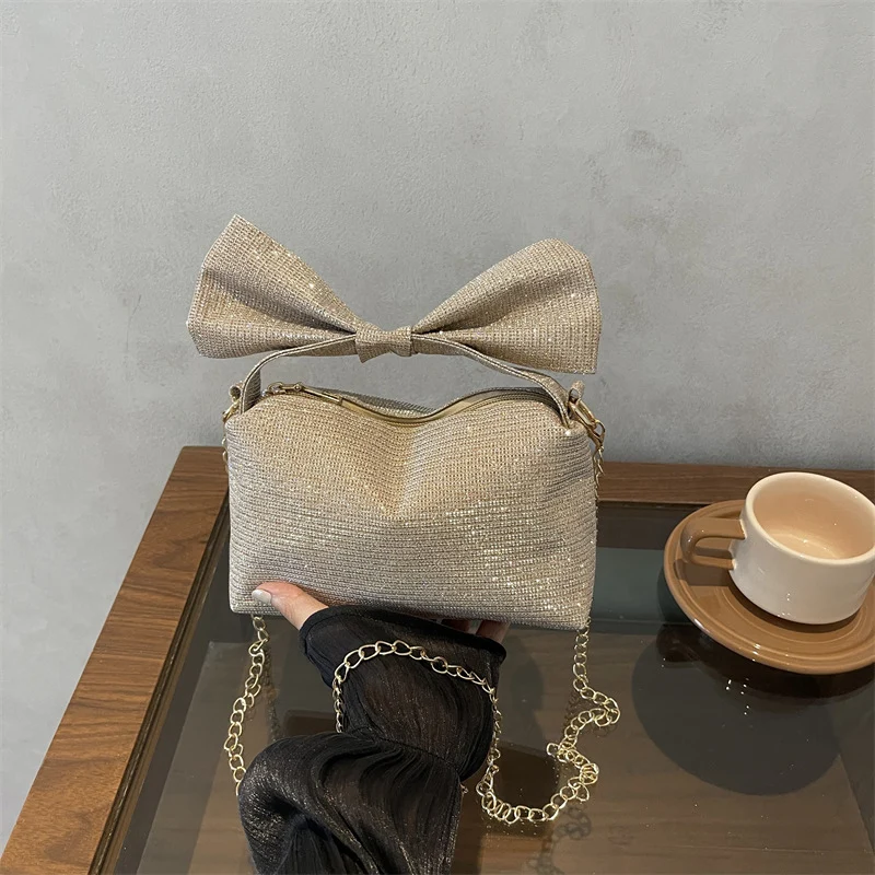 Bogen-accentuierte funkelnde Handtasche