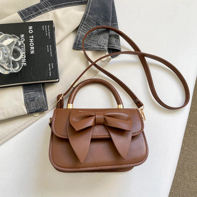 Schultertasche mit Schleifenakzent