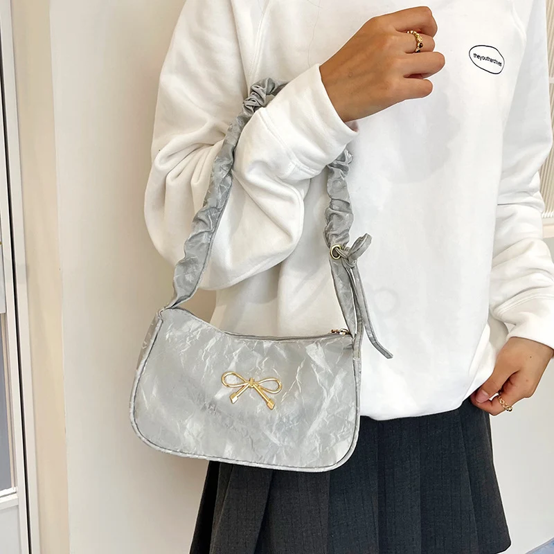 Elegante Schultertasche mit Schleifenverzierung