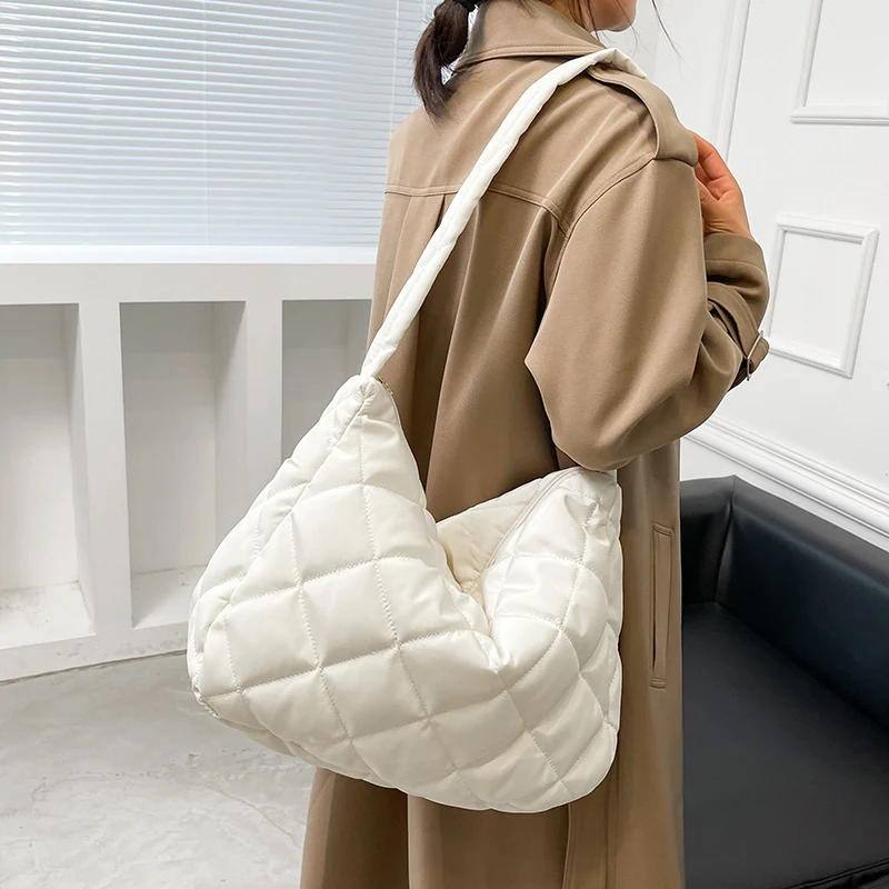 Gepolsterte Hobo-Handtasche