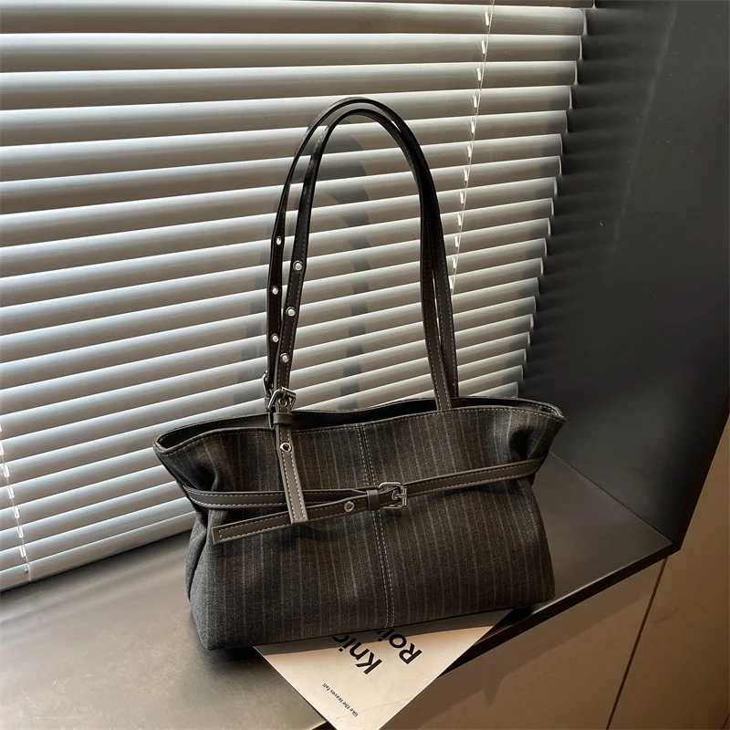 Stylische gestreifte Business-Tote