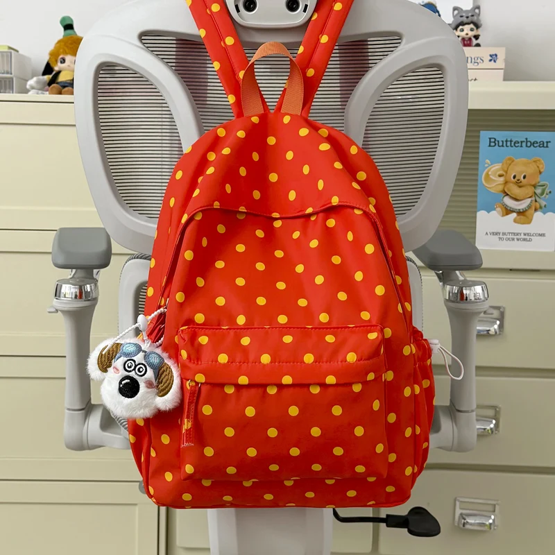 Verspielt gepunkteter Rucksack