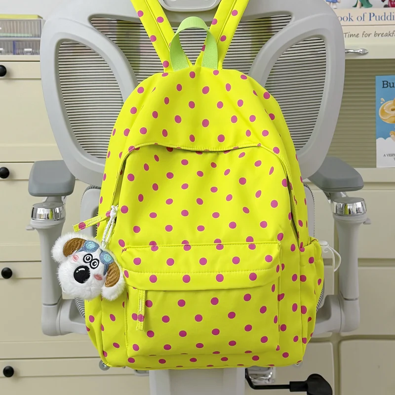 Verspielt gepunkteter Rucksack