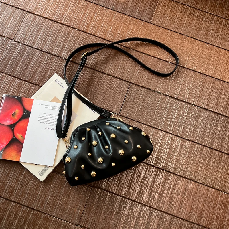 Dekorative Nieten-Clutch Tasche