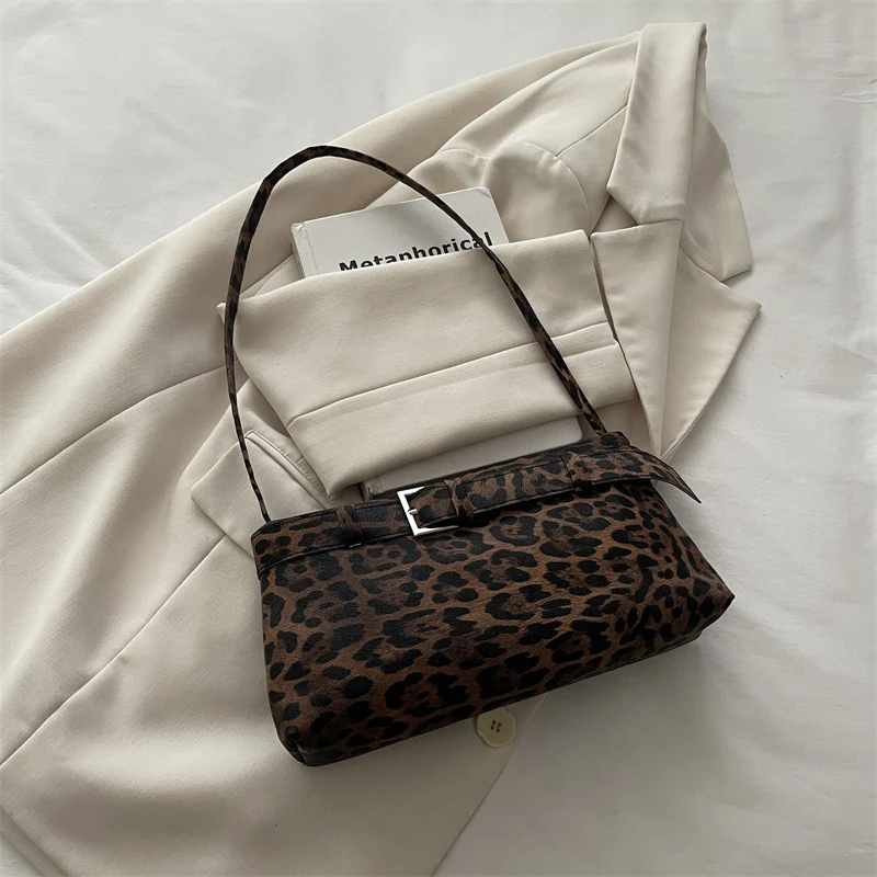 Chic strukturierte Leoprint-Handtasche