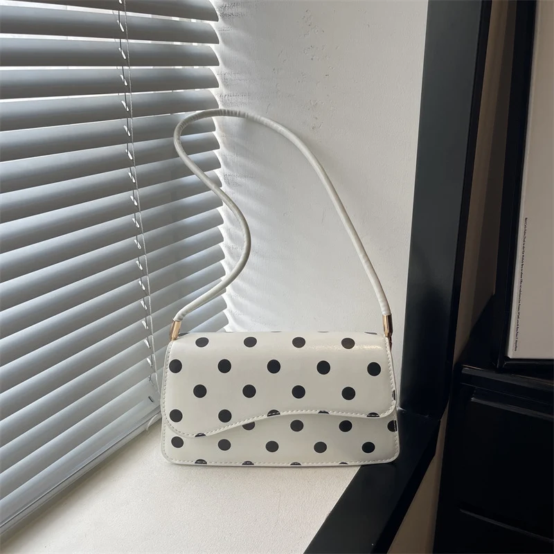 Schicke gepunktete Schultertasche