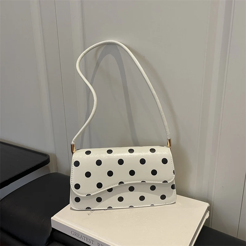 Schicke gepunktete Schultertasche